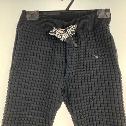 【中古品】【メンズ】 1PIU1UGUALE3 RELAX ウノピゥウノウグァーレトレ リラックス USK-24003 スピンドルロゴワッフル ジョガーパンツ BLACK Sサイズ ※引っ掛けあり・使用感あり 151-260830-io-03-fuzh カラー：ブラックレッド 万代Net店