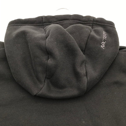 【中古品】【メンズ】 ARC'TERYX アークテリクス X000009788 EMBLEM FLEECE HOODY エンブレム フリース フーディー パーカー BLACK Sサイズ プルオーバー ※汚れ・使用感あり 144-260830-io-48-fuzh カラー：ブラック 万代Net店