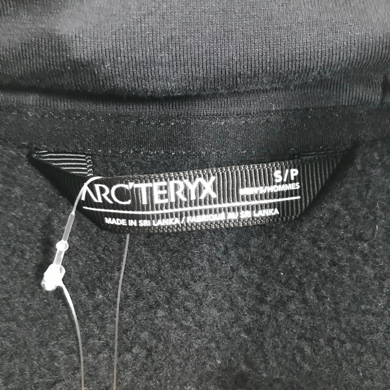 【中古品】【メンズ】 ARC'TERYX アークテリクス X000009788 EMBLEM FLEECE HOODY エンブレム フリース フーディー パーカー BLACK Sサイズ プルオーバー ※汚れ・使用感あり 144-260830-io-48-fuzh カラー：ブラック 万代Net店