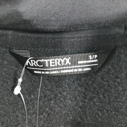 【中古品】【メンズ】 ARC'TERYX アークテリクス X000009788 EMBLEM FLEECE HOODY エンブレム フリース フーディー パーカー BLACK Sサイズ プルオーバー ※汚れ・使用感あり 144-260830-io-48-fuzh カラー：ブラック 万代Net店