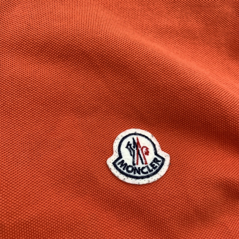 【中古品】【メンズ】 MONCLER モンクレール MAGLIA POLO MANICA CORTA S S POLO SHIRT ポロシャツ ORANGE Lサイズ ※首回りスレ・変色・使用感・ボタン色抜けあり 141-260830-io-55-fuzh カラー：オレンジ 万代Net店