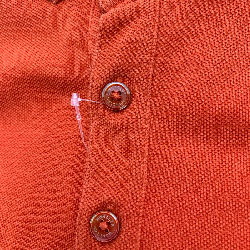 【中古品】【メンズ】 MONCLER モンクレール MAGLIA POLO MANICA CORTA S S POLO SHIRT ポロシャツ ORANGE Lサイズ ※首回りスレ・変色・使用感・ボタン色抜けあり 141-260830-io-55-fuzh カラー：オレンジ 万代Net店