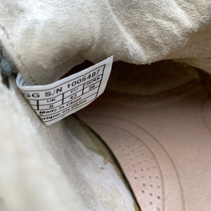 【中古品】【メンズ】 UGG アグ チャッカブーツ GRAY/SIZE:28.0cm/スエード/インソール.箱付属 ※使用感あり・箱破れ・カビ臭有 靴 165-260908-io-05-fuzh カラー：グレー 万代Net店