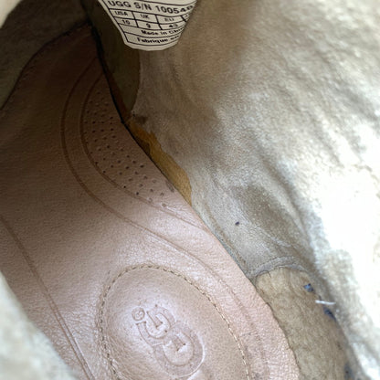 【中古品】【メンズ】 UGG アグ チャッカブーツ GRAY/SIZE:28.0cm/スエード/インソール.箱付属 ※使用感あり・箱破れ・カビ臭有 靴 165-260908-io-05-fuzh カラー：グレー 万代Net店