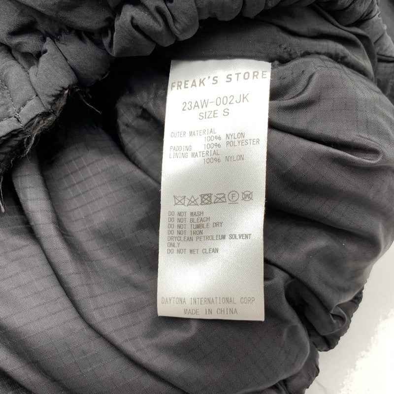 【中古品】【メンズ】 FREAKS STORE フリークスストア ジャケット アウター 上着 BLACK SIZE:S ナイロン・中綿 ※汚れ・ほつれ・使用感有 147-260912-io-24-fuzh カラー：ブラック 万代Net店