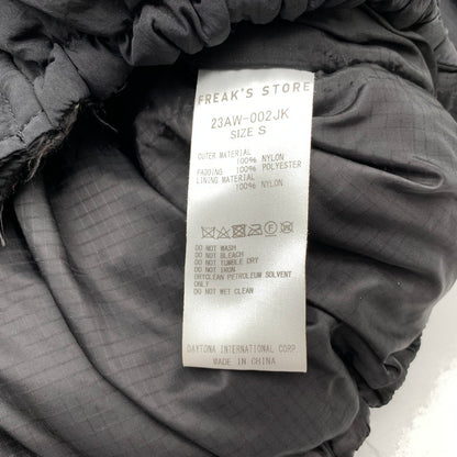 【中古品】【メンズ】 FREAKS STORE フリークスストア ジャケット アウター 上着 BLACK SIZE:S ナイロン・中綿 ※汚れ・ほつれ・使用感有 147-260912-io-24-fuzh カラー：ブラック 万代Net店