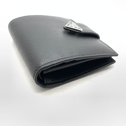 【中古品】【メンズ】 PRADA プラダ サフィアーノレザー トライアングルロゴ 二つ折り ミニ財布 財布 ウォレット 181-260809-hi-19-fuzh カラー：ブラック 万代Net店