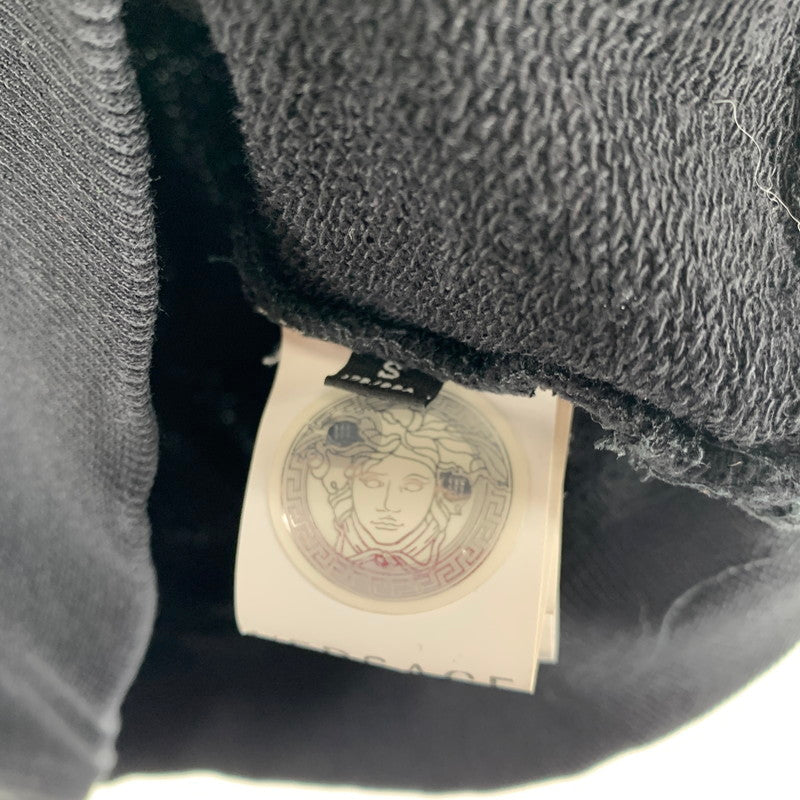 【中古品】【メンズ】 VERSACE ヴェルサーチ A89518S A234889 ロゴ 刺繍 ワッペン メデューサ スウェット トレーナー トップス BLACK 男性 ※使用感あり 141-260927-io-20-fuzh サイズ：S カラー：ブラック 万代Net店