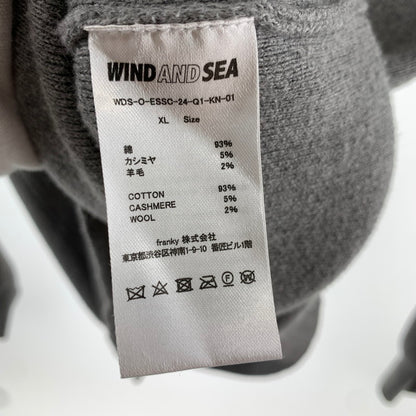 【中古品】【メンズ】 WIND AND SEA ウィンダンシー WDS-O-ESSC-24-Q1-KN-01 ニット セーター GRAY SIZE:XL ※タグ取れかかっている・毛玉・使用感あり 142-261002-io-07-fuzh サイズ：XL カラー：グレー 万代Net店