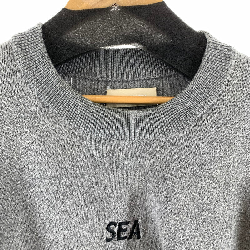 【中古品】【メンズ】 WIND AND SEA ウィンダンシー WDS-O-ESSC-24-Q1-KN-01 ニット セーター GRAY SIZE:XL ※タグ取れかかっている・毛玉・使用感あり 142-261002-io-07-fuzh サイズ：XL カラー：グレー 万代Net店