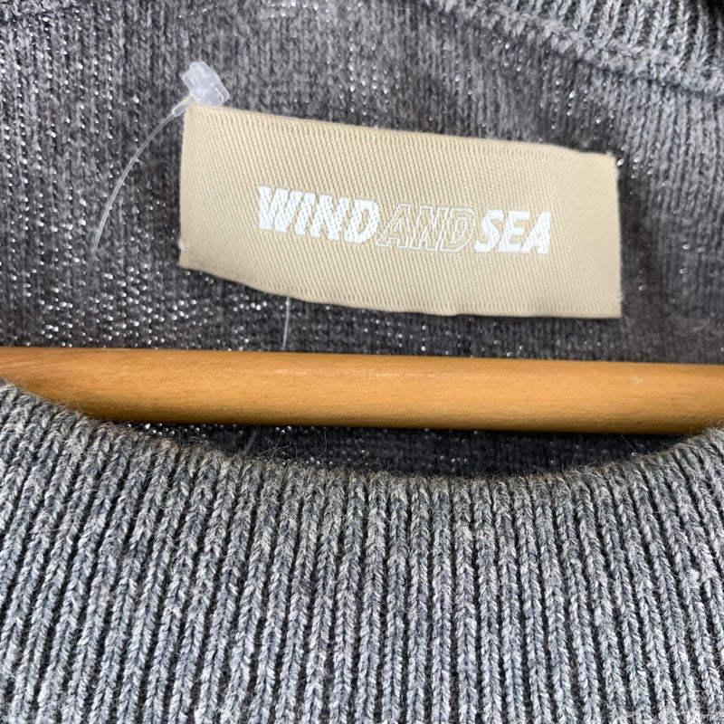 【中古品】【メンズ】 WIND AND SEA ウィンダンシー WDS-O-ESSC-24-Q1-KN-01 ニット セーター GRAY SIZE:XL ※タグ取れかかっている・毛玉・使用感あり 142-261002-io-07-fuzh サイズ：XL カラー：グレー 万代Net店