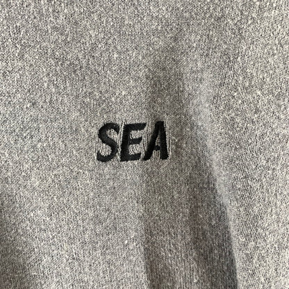 【中古品】【メンズ】 WIND AND SEA ウィンダンシー WDS-O-ESSC-24-Q1-KN-01 ニット セーター GRAY SIZE:XL ※タグ取れかかっている・毛玉・使用感あり 142-261002-io-07-fuzh サイズ：XL カラー：グレー 万代Net店