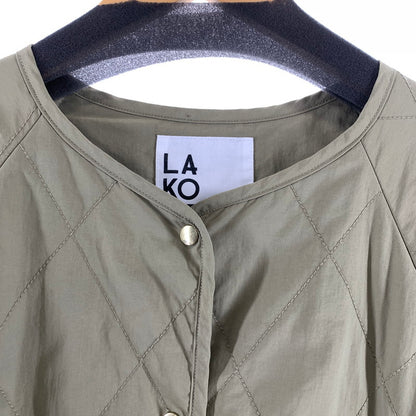 【中古品】【レディース】 LAKOLE ラコレ コート ノーカラー ダイヤキルト キルティング KHAKI アウター 上着 ※汚れ・使用感あり 169-261005-io-17-fuzh サイズ：M カラー：カーキ 万代Net店
