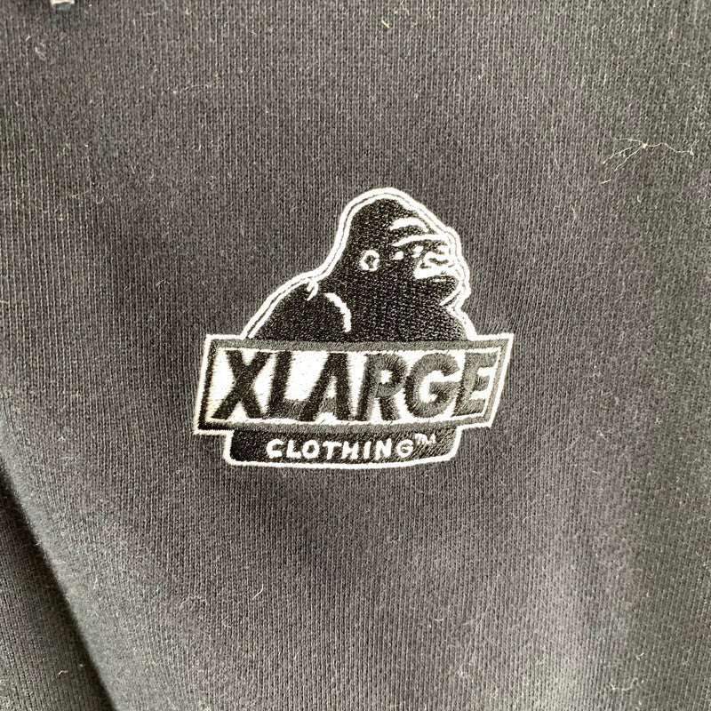 【中古品】【メンズ】 XLARGE エクストララージ 101233012008 BACKSIDE SLANTED OG ZIP HOODED SWEATSHIRT フーディー スウェットシャツ パーカー BLACK FULL ZIP 142-261005-io-16-fuzh サイズ：L カラー：ブラック 万代Net店