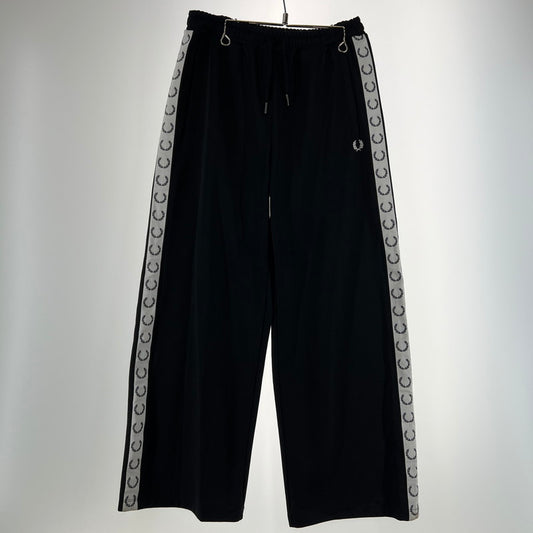 【中古品】【メンズ】 FRED PERRY フレッドペリー TRACK PANTS トラックパンツ ズボン ジャージ BLACK サイドライン ※裾汚れ・使用感あり 152-261006-io-14-fuzh サイズ：UK10 カラー：ブラック 万代Net店