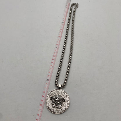 【中古品】【メンズ】 VERSACE ヴェルサーチ メデューサ ネックレス アクセサリー 182-261010-gm-38-fuzh カラー：シルバー 万代Net店
