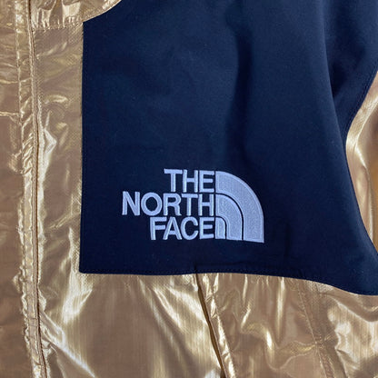 【中古品】【メンズ】 SUPREME シュプリーム × THE NORTH FACE ザ・ノースフェイス NP11801I 18SS METALLIC MOUNTAIN PARKA メタリック マウンテン パーカー ジャケット アウター コート 古着 149-261012-mh-07-fuzh サイズ：M カラー：ゴールド・ブラック 万代Net店