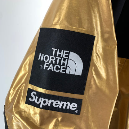 【中古品】【メンズ】 SUPREME シュプリーム × THE NORTH FACE ザ・ノースフェイス NP11801I 18SS METALLIC MOUNTAIN PARKA メタリック マウンテン パーカー ジャケット アウター コート 古着 149-261012-mh-07-fuzh サイズ：M カラー：ゴールド・ブラック 万代Net店