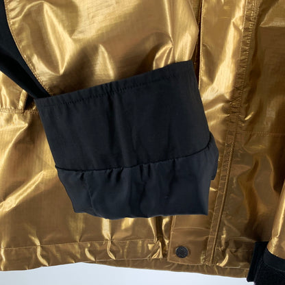 【中古品】【メンズ】 SUPREME シュプリーム × THE NORTH FACE ザ・ノースフェイス NP11801I 18SS METALLIC MOUNTAIN PARKA メタリック マウンテン パーカー ジャケット アウター コート 古着 149-261012-mh-07-fuzh サイズ：M カラー：ゴールド・ブラック 万代Net店
