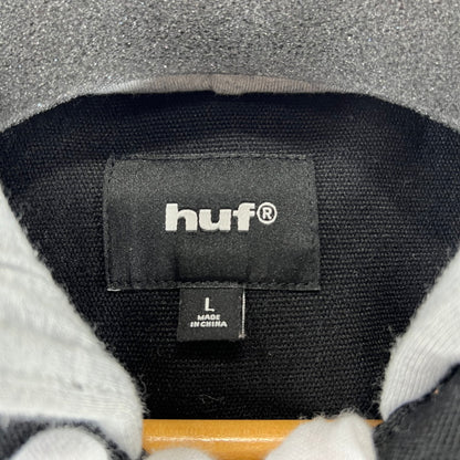 【中古品】【メンズ】 HUF ハフ OLYMPIA HOODED OVERSHIRT 缶バッジ付 ×2 オリンピア フーデッド オーバーシャツ 142-261015-ny-11-fuzh サイズ：L カラー：ブラック グレー 万代Net店