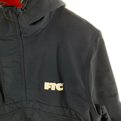 【中古品】【メンズ】 FTC エフティーシー FTC019AWJ04 HOODED PULLOVER JACKET プルオーバージャケット ブルゾン 142-261018-gm-39-fuzh サイズ：M カラー：ネイビー 万代Net店