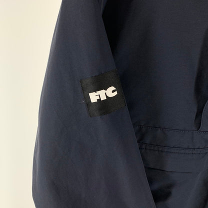 【中古品】【メンズ】 FTC エフティーシー FTC019AWJ04 HOODED PULLOVER JACKET プルオーバージャケット ブルゾン 142-261018-gm-39-fuzh サイズ：M カラー：ネイビー 万代Net店