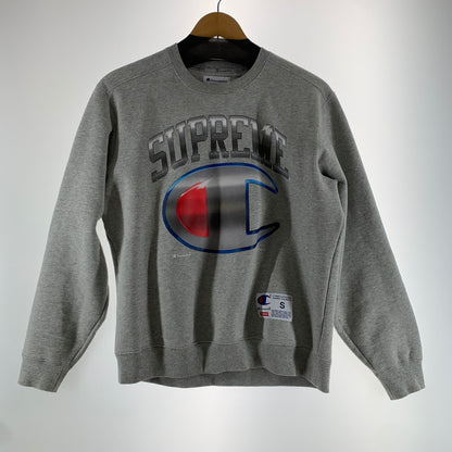 【中古品】【メンズ】 SUPREME シュプリーム×CHAMPION チャンピオン CHROME CREWNECK SWEATSHIRT クルーネック スウェットシャツ トレーナー GRAY ※汚れ・プリント一部剥がれあり 149-261024-io-03-fuzh サイズ：S カラー：グレー 万代Net店