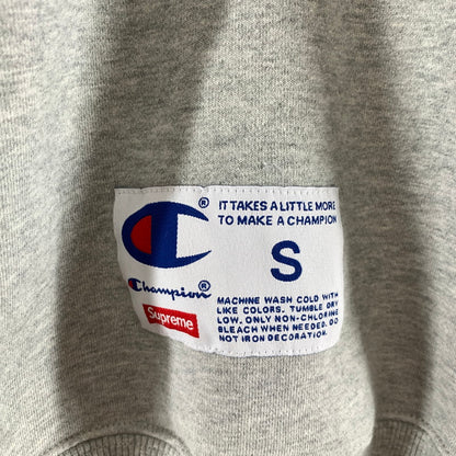 【中古品】【メンズ】 SUPREME シュプリーム×CHAMPION チャンピオン CHROME CREWNECK SWEATSHIRT クルーネック スウェットシャツ トレーナー GRAY ※汚れ・プリント一部剥がれあり 149-261024-io-03-fuzh サイズ：S カラー：グレー 万代Net店