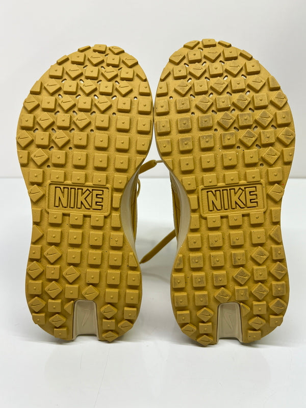 【中古品】【レディース】 NIKE ナイキ FJ1409-700 PHOENIX WAFFLE フェニックス ワッフル 靴 ローカットスニーカー 160-260924-AS-30-hon サイズ：24cm US7 カラー：WHEAT GOLD/SATURN GOLD 万代Net店