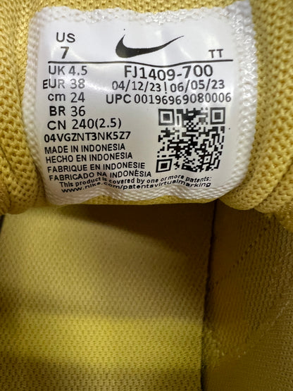 【中古品】【レディース】 NIKE ナイキ FJ1409-700 PHOENIX WAFFLE フェニックス ワッフル 靴 ローカットスニーカー 160-260924-AS-30-hon サイズ：24cm US7 カラー：WHEAT GOLD/SATURN GOLD 万代Net店