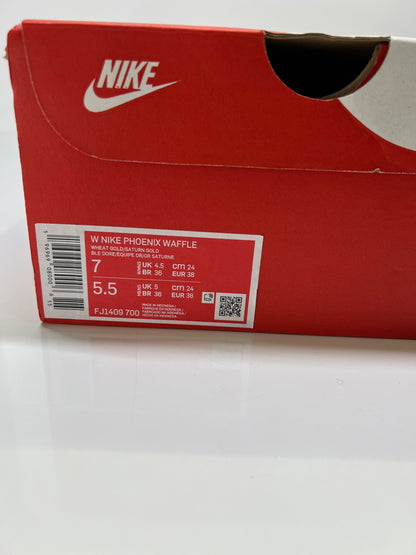 【中古品】【レディース】 NIKE ナイキ FJ1409-700 PHOENIX WAFFLE フェニックス ワッフル 靴 ローカットスニーカー 160-260924-AS-30-hon サイズ：24cm US7 カラー：WHEAT GOLD/SATURN GOLD 万代Net店