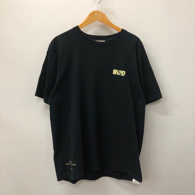 【中古品】【メンズ】 WIND AND SEA ウィンダンシー × SATURDAYS SURF NYC サタデーズサーフニューヨーク 別注 コラボ S/S LOGO TEE SAT-WDS-21A-02 ショートスリーブ ロゴTシャツ 半袖 トップス 142-241121-kk-10-tei サイズ：L カラー：ブラック 万代Net店