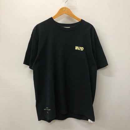 【中古品】【メンズ】  WIND AND SEA ウィンダンシー × SATURDAYS SURF NYC サタデーズサーフニューヨーク 別注 コラボ S/S LOGO TEE SAT-WDS-21A-02 ショートスリーブ ロゴTシャツ 半袖 トップス 142-241121-kk-10-tei サイズ：L カラー：ブラック 万代Net店