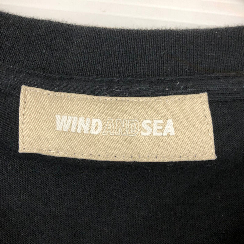 【中古品】【メンズ】  WIND AND SEA ウィンダンシー × SATURDAYS SURF NYC サタデーズサーフニューヨーク 別注 コラボ S/S LOGO TEE SAT-WDS-21A-02 ショートスリーブ ロゴTシャツ 半袖 トップス 142-241121-kk-10-tei サイズ：L カラー：ブラック 万代Net店