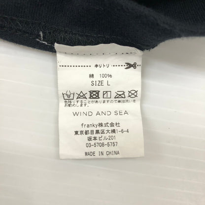 【中古品】【メンズ】 WIND AND SEA ウィンダンシー × SATURDAYS SURF NYC サタデーズサーフニューヨーク 別注 コラボ S/S LOGO TEE SAT-WDS-21A-02 ショートスリーブ ロゴTシャツ 半袖 トップス 142-241121-kk-10-tei サイズ：L カラー：ブラック 万代Net店