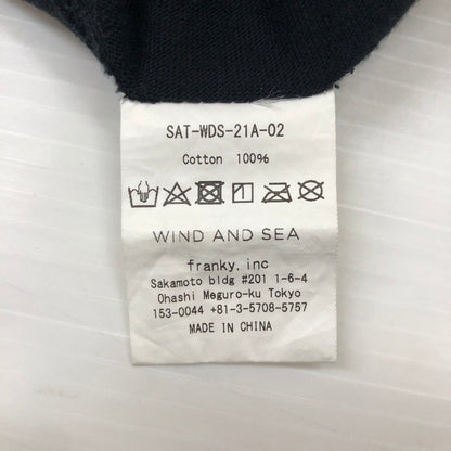 【中古品】【メンズ】 WIND AND SEA ウィンダンシー × SATURDAYS SURF NYC サタデーズサーフニューヨーク 別注 コラボ S/S LOGO TEE SAT-WDS-21A-02 ショートスリーブ ロゴTシャツ 半袖 トップス 142-241121-kk-10-tei サイズ：L カラー：ブラック 万代Net店