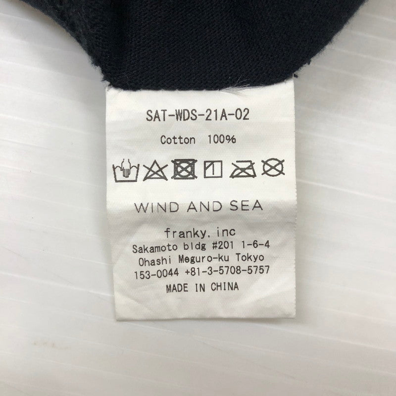 【中古品】【メンズ】  WIND AND SEA ウィンダンシー × SATURDAYS SURF NYC サタデーズサーフニューヨーク 別注 コラボ S/S LOGO TEE SAT-WDS-21A-02 ショートスリーブ ロゴTシャツ 半袖 トップス 142-241121-kk-10-tei サイズ：L カラー：ブラック 万代Net店