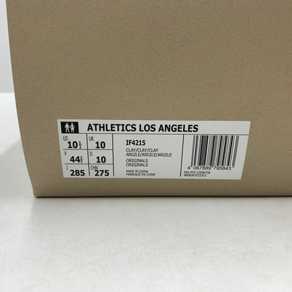 【中古品】【メンズ】 adidas アディダス × FOG ESSENTIALS フィアオブゴッド エッセンシャルズ 別注 コラボ ATHLEICS LOS ANGELS "CLAY" IF4215 アスレチックス ロサンゼルス スニーカー 靴 161-260618-ko-10-tei サイズ：28.5cm カラー：ベージュ 万代Net店