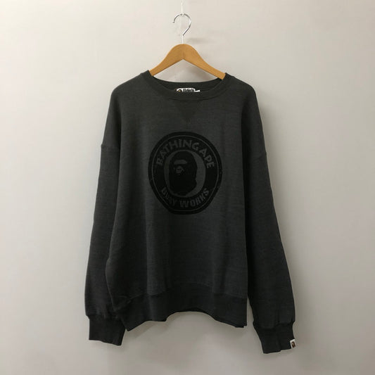 【中古品】【メンズ】 A BATHING APE アベイシングエイプ OVER DYE BUSY WORKS RELAXED FIT CREWNECK SWEATSHIRT 001SWK801007M オーバーダイ ビジーワークス リラックスドフィット クルーネック スウェットシャツ トップス トレーナー 142-250212-kk-15-tei サイズ：XL カラー：グレー 万代Net店