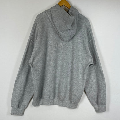 【中古品】【メンズ】 CHILLAX チラックス × SURF サート 別注コラボ LOGO HOODIE ロゴ フーディ 長袖 トップス プルオーバーパーカー 145-260720-sa-14-tei サイズ：XL カラー：グレー 万代Net店