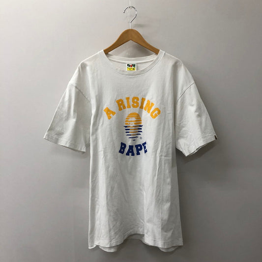 【中古品】【メンズ】 A BATHING APE アベイシングエイプ A RISING PRINT T-SHIRT 001TEK301047M ア ライジング プリント Tシャツ 半袖 トップス 142-250213-kk-07-tei サイズ：2XL カラー：ホワイト 万代Net店