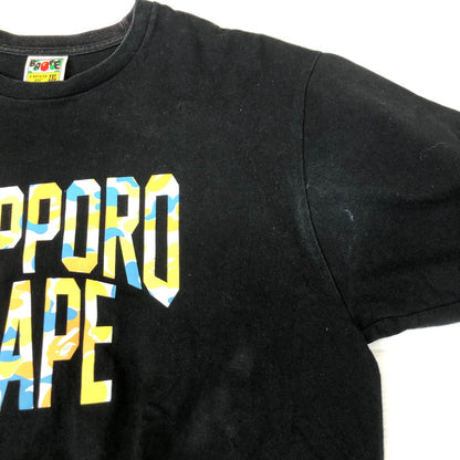 【中古品】【メンズ】 A BATHING APE アベイシングエイプ BAPE STORE JAPAN LIMITED NYC LOGO TEE 001TEK221063F ベイプストア ジャパン リミテッド NYCロゴ Tシャツ 札幌店限定モデル 半袖 トップス 142-250213-kk-15-tei サイズ：2XL カラー：ブラック 万代Net店