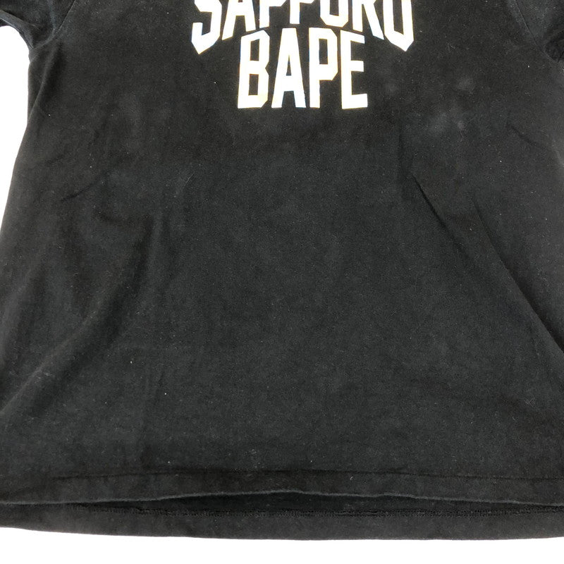 【中古品】【メンズ】 A BATHING APE アベイシングエイプ BAPE STORE JAPAN LIMITED NYC LOGO TEE 001TEK221063F ベイプストア ジャパン リミテッド NYCロゴ Tシャツ 札幌店限定モデル 半袖 トップス 142-250213-kk-15-tei サイズ：2XL カラー：ブラック 万代Net店