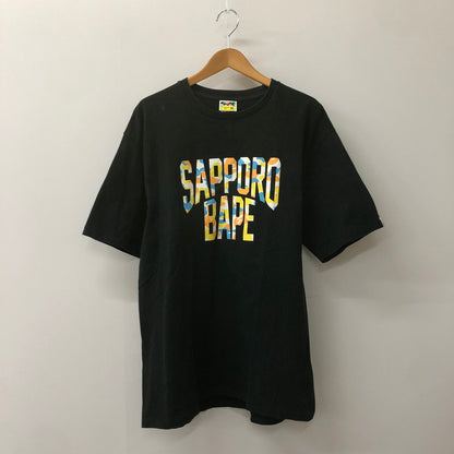 【中古品】【メンズ】 A BATHING APE アベイシングエイプ BAPE STORE JAPAN LIMITED NYC LOGO TEE 001TEK221063F ベイプストア ジャパン リミテッド NYCロゴ Tシャツ 札幌店限定モデル 半袖 トップス 142-250213-kk-15-tei サイズ：2XL カラー：ブラック 万代Net店