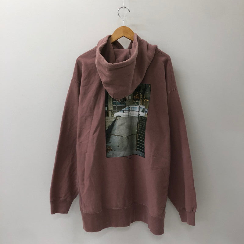 【中古品】【メンズ】 FAT エフエーティー × D.M. Dennis McGrath デニス・マクグラス 別注 コラボ  RUPP SB PHOTO HOODIE F32120-SW06-AB ルップ フォトフーディー トップス プルオーバーパーカー 142-250221-kk-04-tei サイズ：JUMBO (XXL) カラー：ワイン 万代Net店