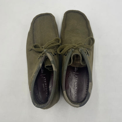 【中古品】【メンズ】 Clarks クラークス × Carhartt カーハート 別注 コラボ WALLABEE BOOT ワラビー ブーツ 靴 スウェード 164-251222-ko-03-tei サイズ：26.5ｃｍ カラー：カーキ 万代Net店