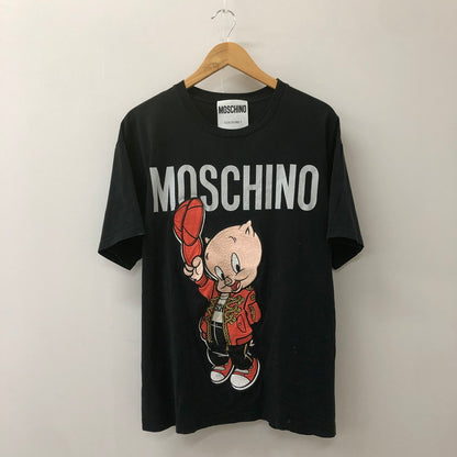 【中古品】【メンズ】 MOSCHINO モスキーノ × LOONEY TUNES ルーニーチューンズ 別注 コラボ Porky Pig PRINT S/S TEE 191D1A07791040 ポーキー・ピッグ プリント ショートスリーブ Tシャツ 半袖 トップス 141-250307-kk-02-tei サイズ：M カラー：ブラック 万代Net店