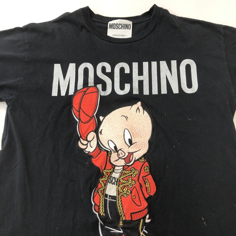 【中古品】【メンズ】 MOSCHINO モスキーノ × LOONEY TUNES ルーニーチューンズ 別注 コラボ Porky Pig PRINT S/S TEE 191D1A07791040 ポーキー・ピッグ プリント ショートスリーブ Tシャツ 半袖 トップス 141-250307-kk-02-tei サイズ：M カラー：ブラック 万代Net店