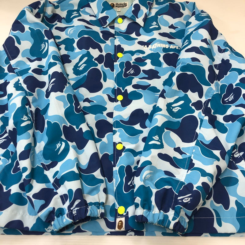 【中古品】【メンズ】 A BATHING APE アベイシングエイプ CAMO COACH JACKET 001LJF801019X カモ コーチジャケット ライトアウター 142-250306-kk-11-tei サイズ：L カラー：ブルー 万代Net店