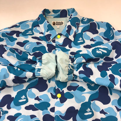 【中古品】【メンズ】 A BATHING APE アベイシングエイプ CAMO COACH JACKET 001LJF801019X カモ コーチジャケット ライトアウター 142-250306-kk-11-tei サイズ：L カラー：ブルー 万代Net店